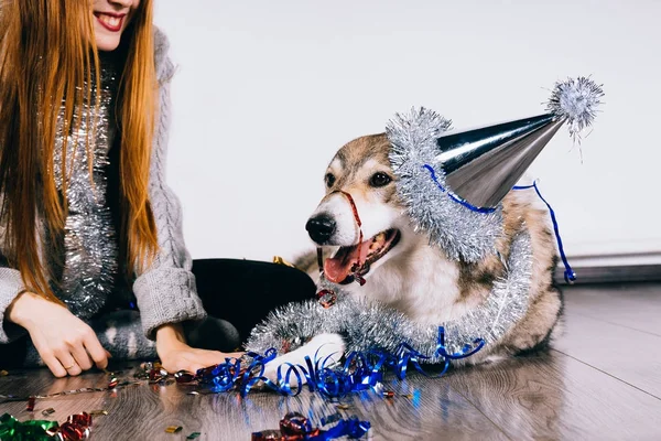 微笑 red-haired 女孩庆祝新年与她的大狗 — 图库照片