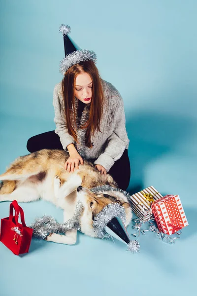Belle fille rousse jouant avec son chien, ambiance de Noël — Photo
