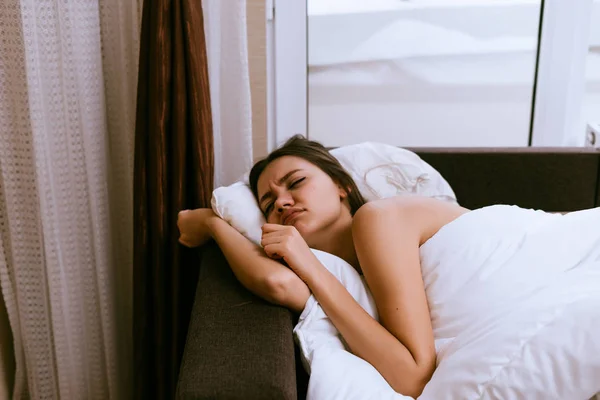 Traurig schläfriges Mädchen liegt im Bett, will nicht früh morgens aufstehen — Stockfoto