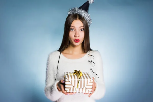 Verbaasd jong meisje ontvangen een geschenk voor het nieuwe jaar — Stockfoto