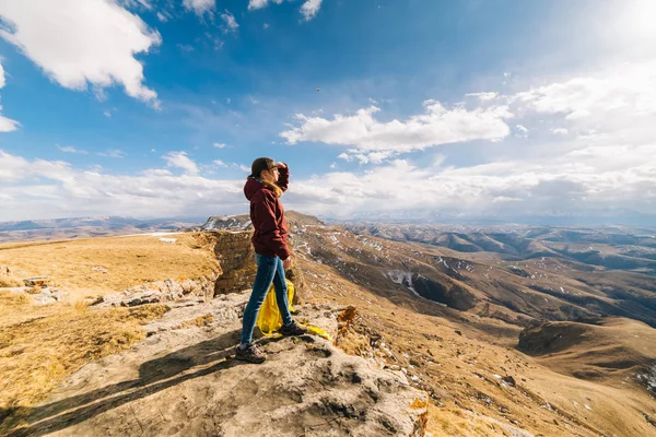 Aktif genç kız seyahatleri Kafkas Dağları üzerinden güneşin sahiptir — Stok fotoğraf