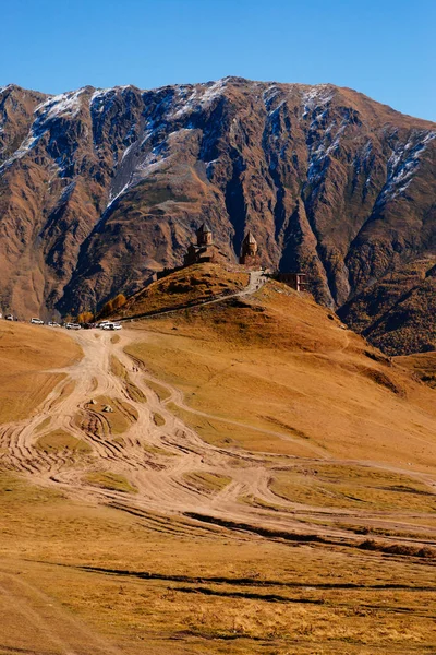 Majestic Caucasian mountains, ancient building — Stock Photo, Image