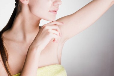 genç kız onun koltukaltı saç olmadan gösterilen