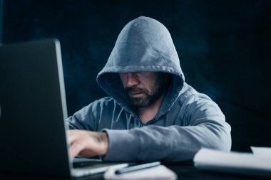 gizemli sakallı adam yüzünü başlık altında gizler, laptop kesmek, yasadışı ve tehlikeli bir şey yok