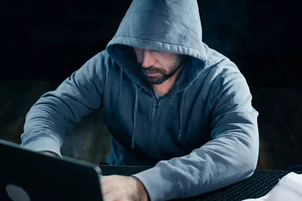 Μυστηριώδη γενειοφόρος άνδρας με κουκούλα κάνουν κάτι παράνομο σε ένα φορητό υπολογιστή — Φωτογραφία Αρχείου