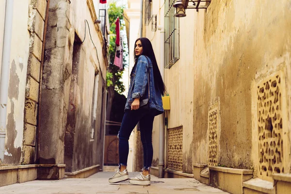 Stijlvolle zwartharige meisje reizen door Azerbeidzjan, loopt de straten van Baku stad — Stockfoto