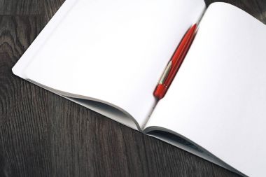 ahşap yüzeyde beyaz boş çarşafları ile bir dizüstü bilgisayardır