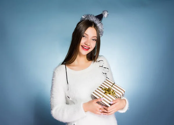 Счастливая улыбающаяся девушка получила подарок на Новый год от друзей — стоковое фото