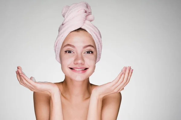Счастливая молодая девушка с розовым полотенцем на голове думает о красоте — стоковое фото