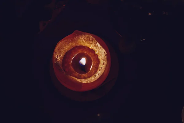 Nel buio brucia una candela aromatica, un'atmosfera rilassante — Foto Stock