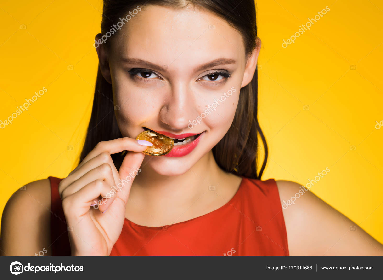 девушка думает. пробовать на вкус. девушка пробует разные. человек ест шоколад. здоровое питание для мужчин.