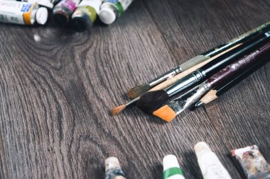 bir koyu ahşap yüzeye sanatsal fırçaların farklı boyutlarda vardır