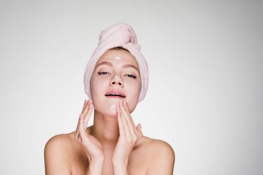 güzel genç kız yüzünü sonra görünüyor, bir Besleyici krem koyar