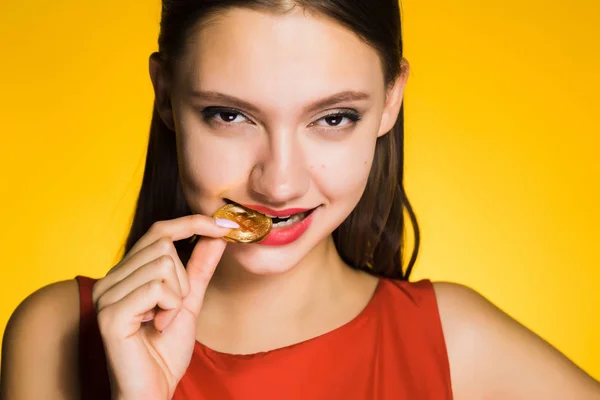 Kendine güvenen genç kız altın çalışır bitcoin tat, düşünüyor hakkında Kripto para birimi — Stok fotoğraf