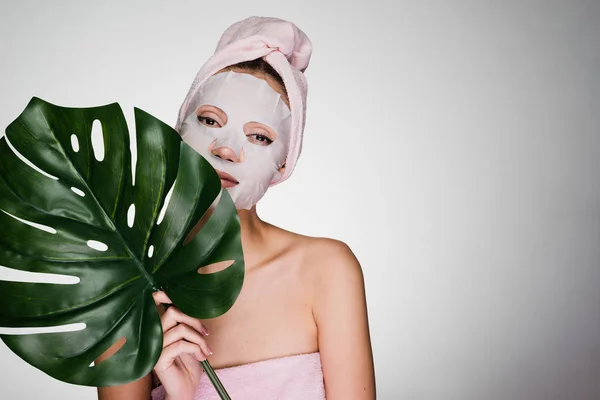 Молода мила дівчина з рожевим рушником, маска для обличчя, денний спа-центр — стокове фото