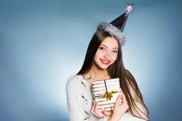 Счастливая молодая девушка получила подарок на новый год от коллег — стоковое фото