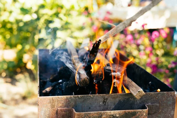 Piquenique na natureza, no churrasco um fogo queima — Fotografia de Stock