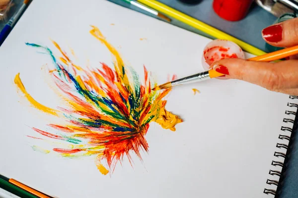 Künstlerin malt mit hellen Aquarellfarben auf weißem Papier — Stockfoto