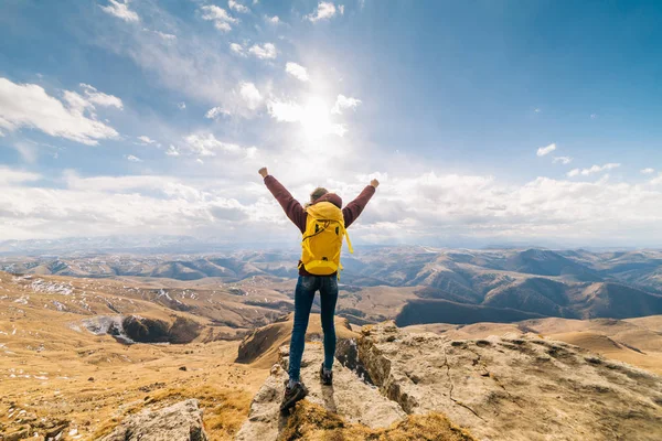 Boldog aktivál lány utazik a kaukázusi hegygerincen, a sárga hátizsák — Stock Fotó