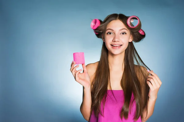 Χαριτωμένο και χαμογελαστό κορίτσι θέλει ένα μοντέρνο χτένισμα, κατέχει ένα μεγάλο ροζ μπικουτί — Φωτογραφία Αρχείου