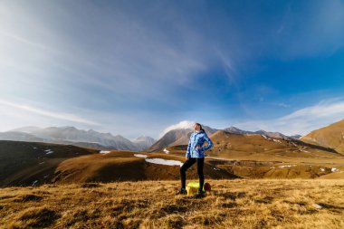 mavi bir ceket ve aktif genç kız seyahat Kafkas Dağları ile doğa sahiptir