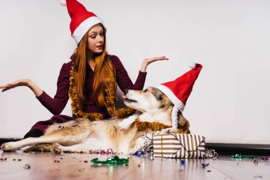 Yeni yıl, Noel Baba gibi bir kap kutlama onun köpeği ile katta oturan Kızıl saçlı kız