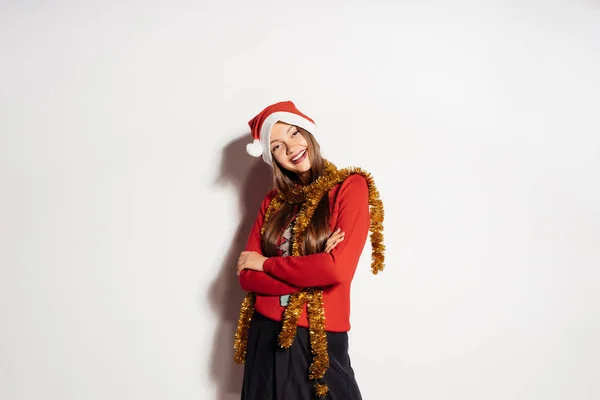 Felice ragazza in berretto rosso e maglione festeggia il nuovo anno e il Natale — Foto Stock