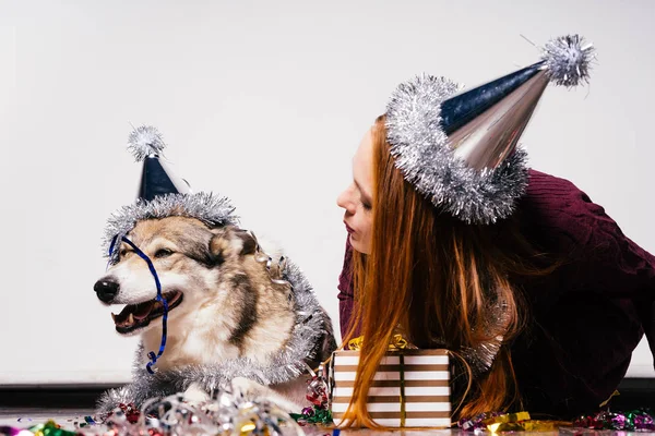 Rothaarige hübsche Mädchen feiern das neue Jahr mit ihrem Hund — Stockfoto