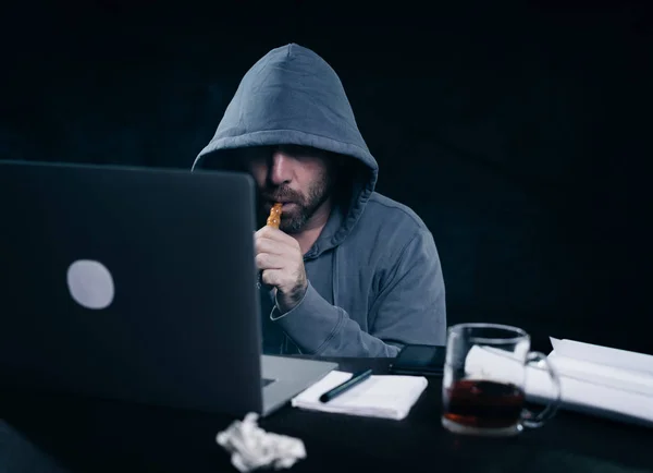 Misterius penjahat hacker merokok hookah, menyembunyikan wajah di bawah tenda — Stok Foto