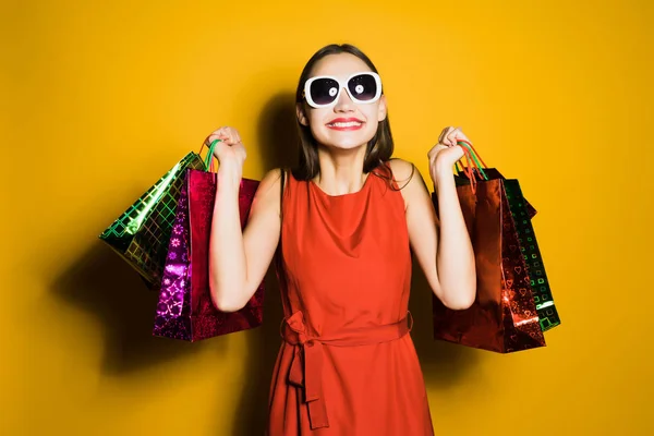 Felice ragazza in occhiali da sole ha comprato molti regali su un venerdì nero — Foto Stock