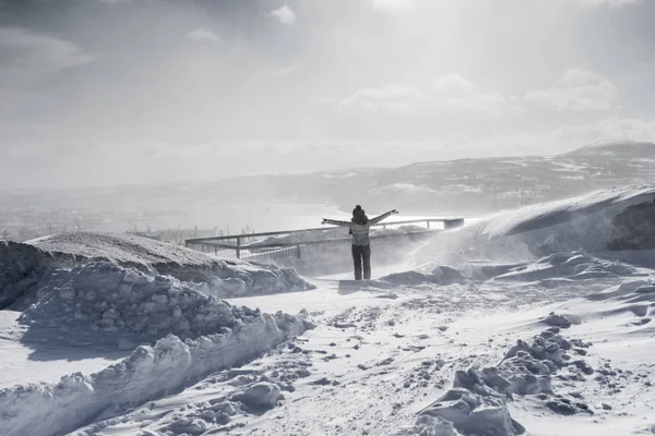 Ein Mädchen in warmen Kleidern reist durch den weit kalten Norden, überall weißer Schnee — Stockfoto