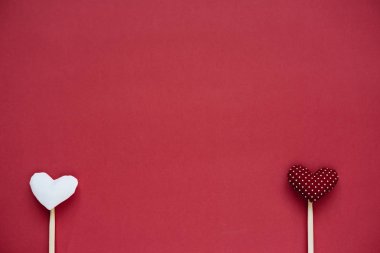 Sevgililer günü geçmiş iki sevgi hediye kalp ile