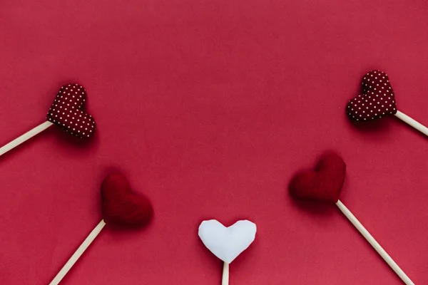 Fondo de San Valentín, corazones rojos y amarillos sobre textura de madera — Foto de Stock