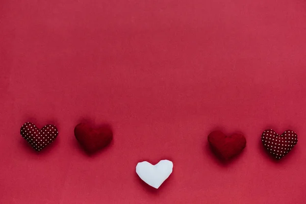 Czerwone i białe serca na linii jako tło dla Walentynki — Zdjęcie stockowe