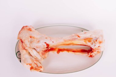 temiz beyaz bir tablo üzerinde kemirilmiş kemik yalan