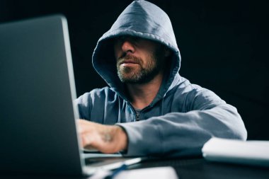 Deneyimli bir hacker oturma dizüstü bilgisayarlar için kesmek