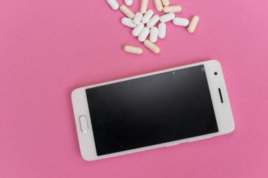 bir sürü farklı tablet yalan telefonun yanındaki masada