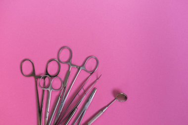 diş aletleri pembe bir tablo üzerinde bir sürü