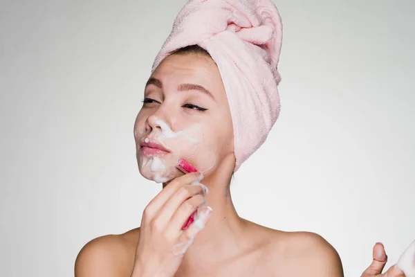Jong meisje met een handdoek op haar hoofd scheren — Stockfoto
