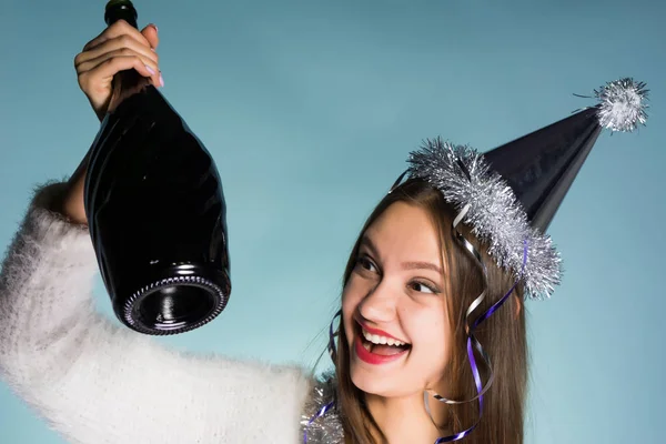 Молодая девушка в праздничной шляпе празднует наступление нового года — стоковое фото