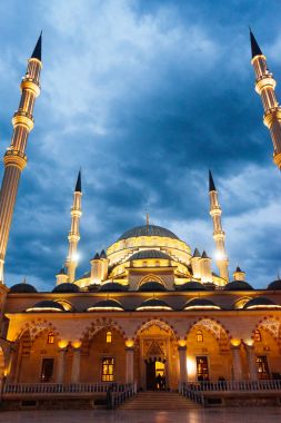 görkemli Arap Camii ışımalar akşam gökyüzü altında