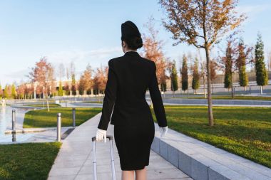 ince hostes kadın üniformalı bir çanta ile uçuş devam ediyor