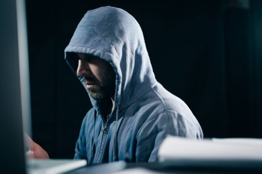 yasadışı bir şey yapmak suç gizemli adam yüzünü başlık altında gizler