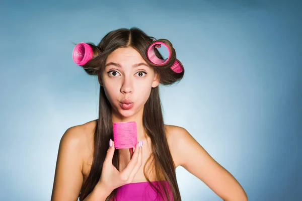 Mignonne jeune fille fait une coiffure à la mode avec des bigoudis — Photo