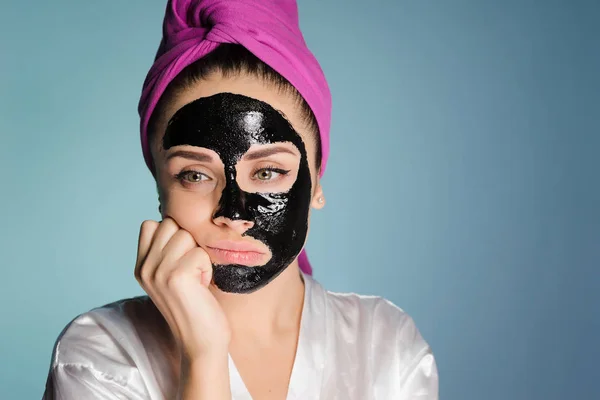 Smutny, zamyślony i młoda dziewczyna z różowy ręcznik na głowie stosowane czarne maski przeciwko trądzik na twarzy — Zdjęcie stockowe