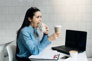 mavi gömlekli kafede kahvaltı aç genç kız öğrenci