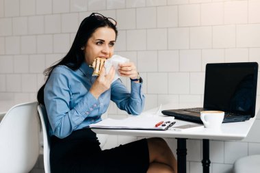 Aç genç kız öğrenci kat kahvaltı sınıfları önce bir kafede