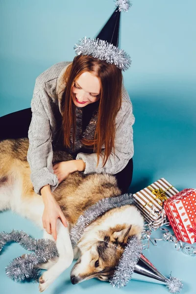 Belle fille rousse assise sur le sol avec son chien, attendant la nouvelle année et Noël — Photo