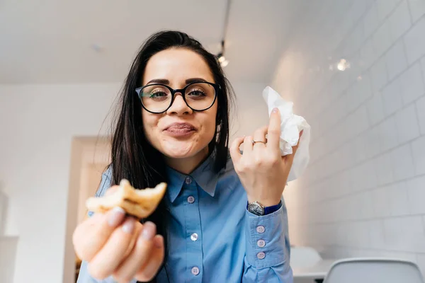 カフェでランチのサンドイッチとコーヒーを持っている青いシャツを着てかわいい笑顔の女の子 — ストック写真