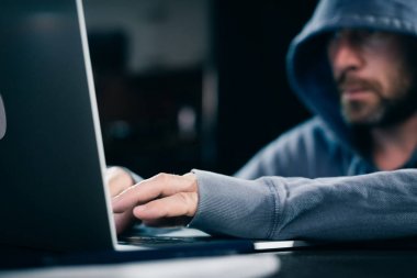 dizüstü bilgisayar ve güvenlik sistemi, karanlıkta kesmek gizemli sakallı adam